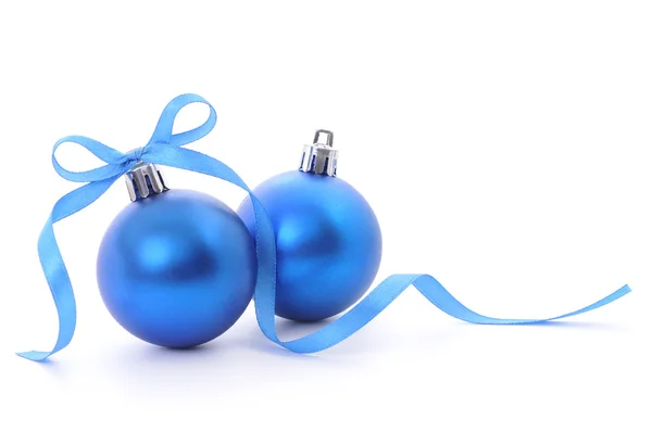 Kerstballen & blauw lint — Stockfoto