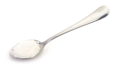Bir kaşık şeker. Beyaz arkaplanda şeker dolu bir kaşık.