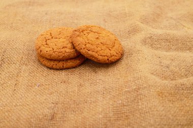 Çuval bezinde çikolata olan iki kurabiye.. 