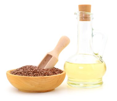 Keten tohumu ve yağ. Beyazda izole edilmiş. 