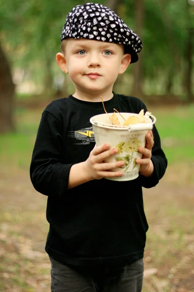 El chico en el bosque — Foto de Stock