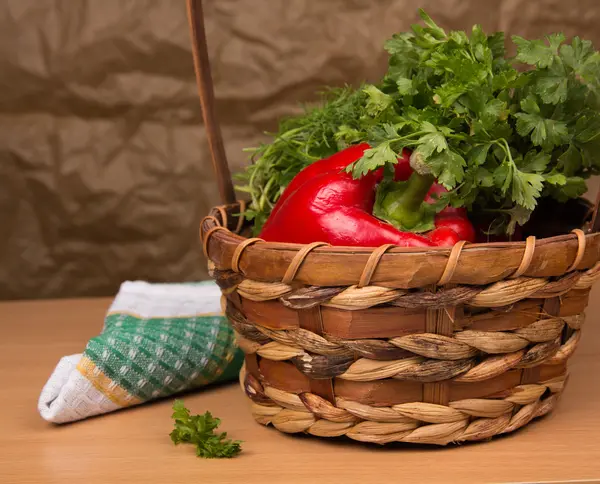 Frisches Gemüse im Korb — Stockfoto