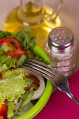 Taze sebze salatası.