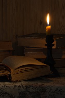 eski kitap ve mum
