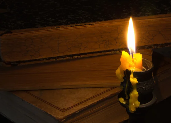 Altes Buch und Kerze — Stockfoto
