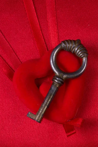 Schlüssel und Herz — Stockfoto
