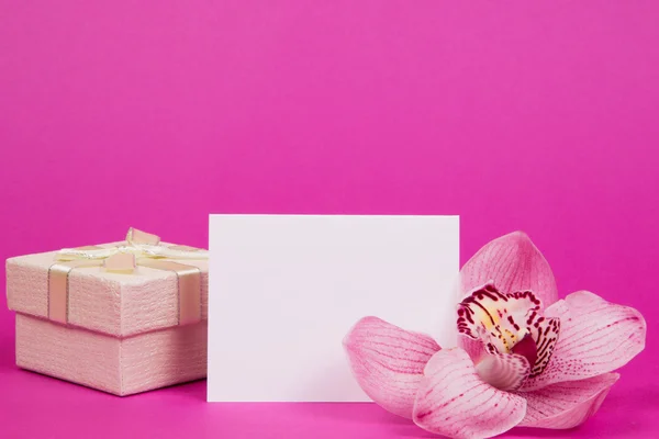 Doboz, ajándék és orchidea — Stock Fotó