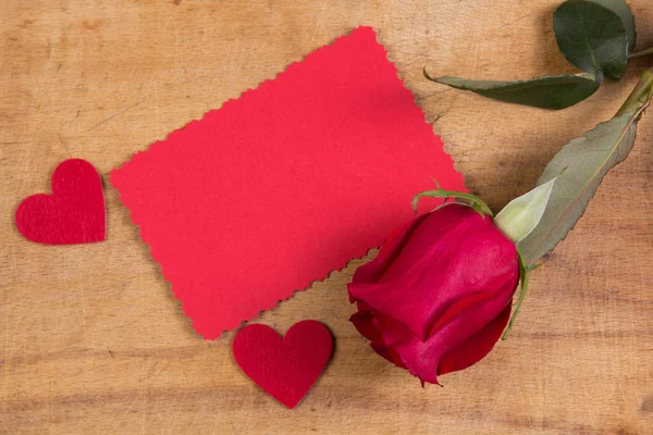 Carta e rosa rossa — Foto Stock