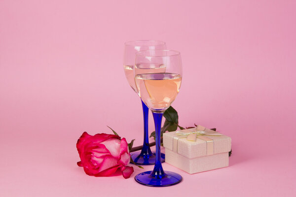 Два бокала вина и роз