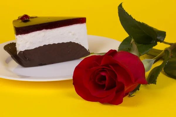 Piece of cake and roses — Stock Photo, Image