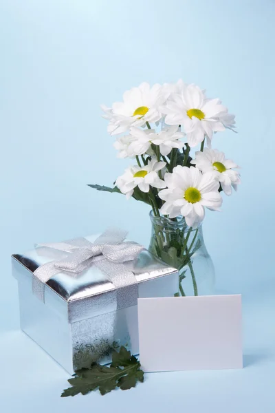 Bouquet of white chrysanthemums and gift boxe — Stock Photo, Image