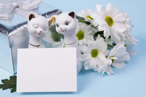흰 국화와 선물 상자가의 꽃다발 — 스톡 사진