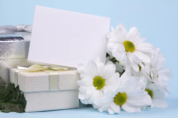 Bouquet of white chrysanthemums and gift boxe — Stock Photo, Image