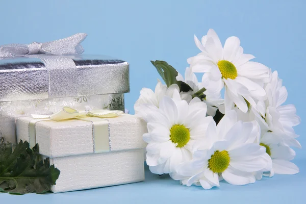 Bouquet of white chrysanthemums and gift boxe — Stock Photo, Image