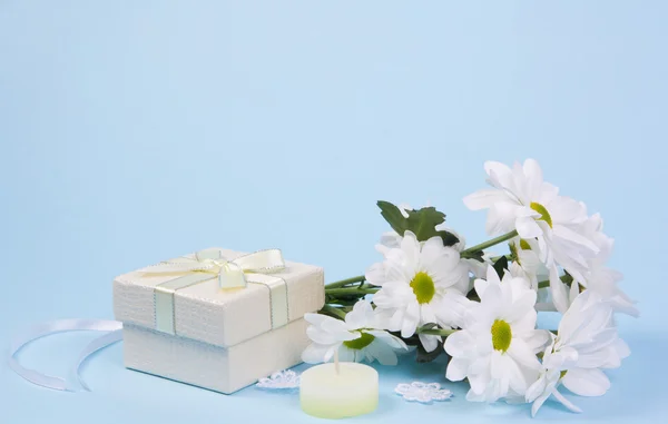 Blumenstrauß aus weißen Chrysanthemen und Geschenk-Boxen — Stockfoto