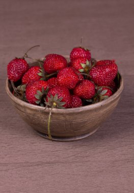 Taze olgun çilekler.