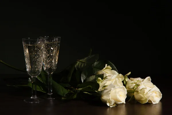 Dos vidrios con vino y rosas —  Fotos de Stock