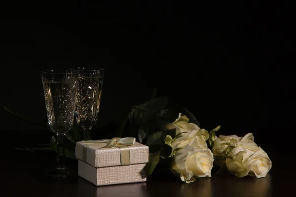 Two glass with wine and roses — Stock Photo, Image