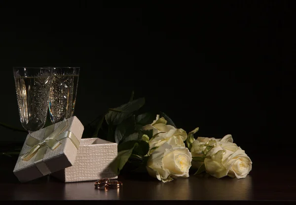 Zwei Glas mit Wein und Rosen — Stockfoto