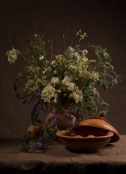 Natura morta con un bouquet di fiori selvatici — Foto Stock