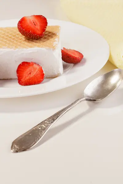 Ice cream and strawberries — Stock Photo, Image