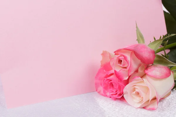 美丽的玫瑰和卡为您的文本 — 图库照片