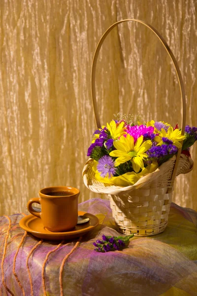 Bodegón con flores frescas de colores —  Fotos de Stock