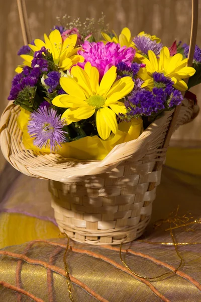 Bodegón con flores frescas de colores —  Fotos de Stock