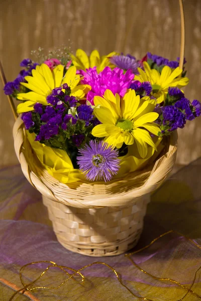 Nature morte avec fleurs fraîches colorées — Photo