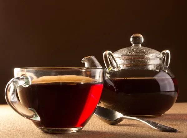 Kopp med te och tekanna — Stockfoto