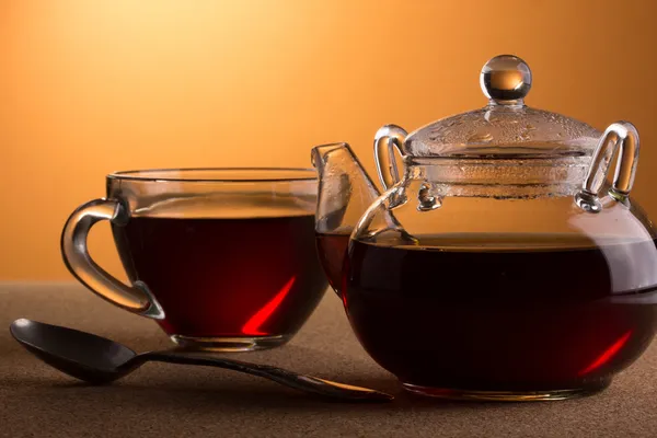 Kopp med te och tekanna — Stockfoto