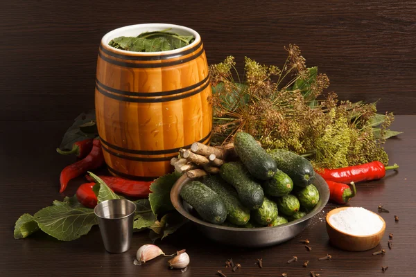 Eingelegtes Gemüse hausgemacht auf dem Tisch — Stockfoto