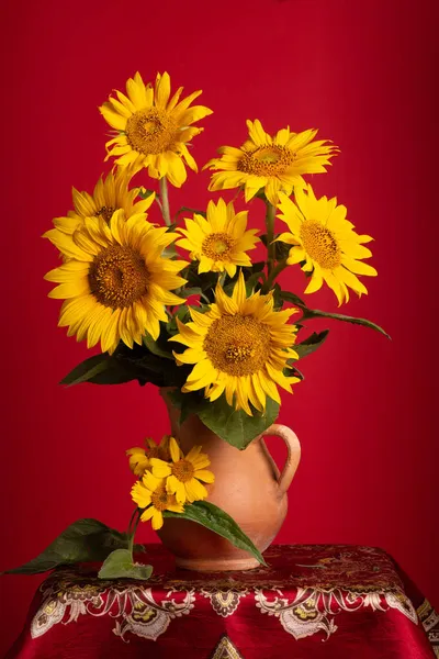 Naturaleza Muerta Hermosos Girasoles Jarra Cerámica Sobre Fondo Rojo — Foto de Stock