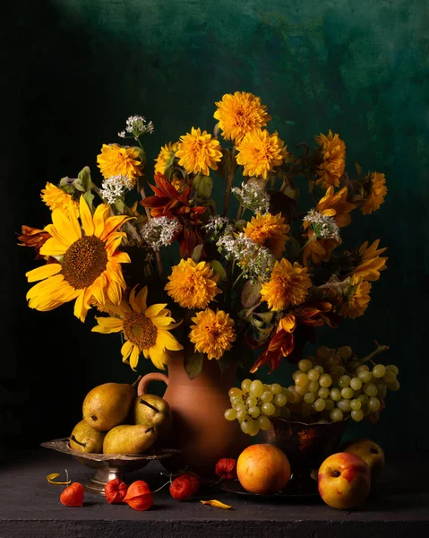 Klassisches Stillleben Mit Einem Strauß Herbstblumen Und Früchten — Stockfoto
