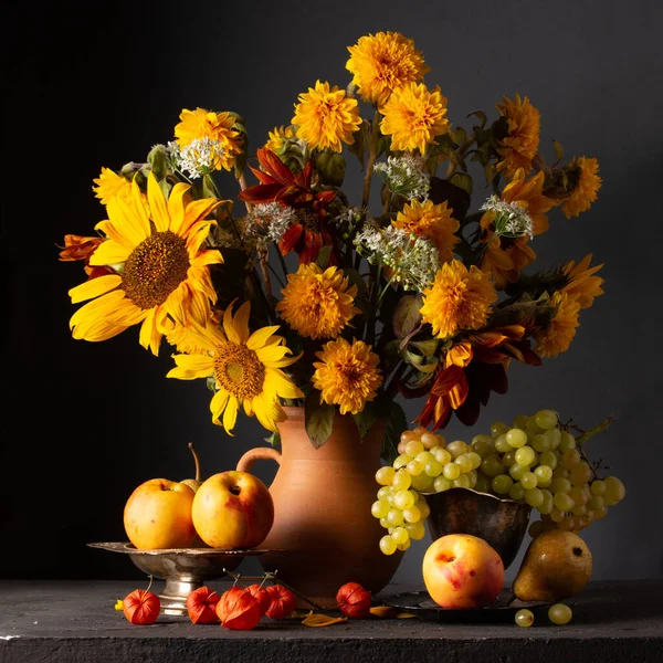 Klassisches Stillleben Mit Einem Strauß Herbstblumen Und Früchten — Stockfoto