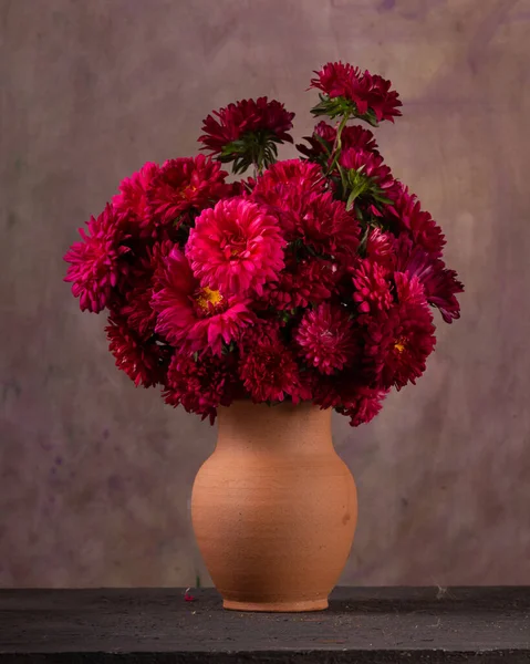 Bouquet Asters Rouges Dans Une Cruche Céramique Sur Fond Sombre — Photo