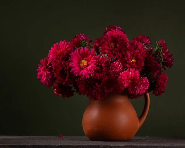 Boeket Rode Asters Een Keramische Kan Een Donkere Achtergrond — Stockfoto