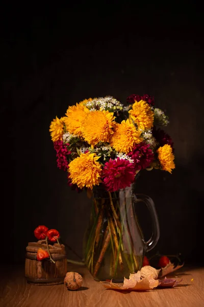 Klassiek Stilleven Met Een Boeket Herfstbloemen Een Donker — Stockfoto