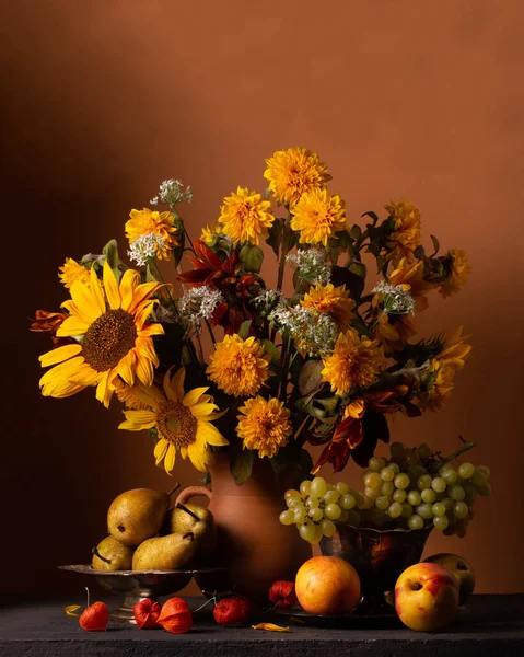 Natura Morta Classica Con Bouquet Fiori Frutti Autunnali Immagini Stock Royalty Free