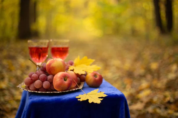 Herbstkonzept Mit Obst Und Getränk Auf Gelben Blättern — Stockfoto