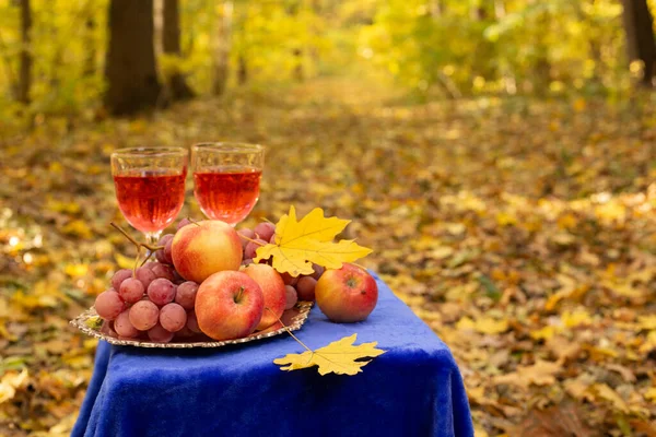 Осенняя Концепция Фруктами Напитками Желтых Листьях — стоковое фото