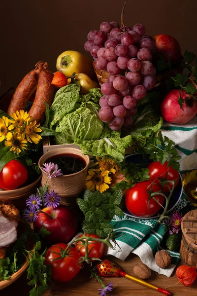 Stilleben Med Grönsaker Frukt Köttprodukter Bordet — Stockfoto