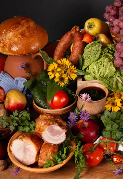 Stilleben Med Grönsaker Frukt Köttprodukter Bordet — Stockfoto