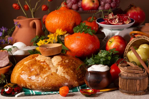 Naturaleza Muerta Con Verduras Frutas Productos Cárnicos Sobre Mesa —  Fotos de Stock