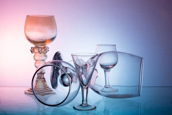 Glassware Pięknym Abstrakcyjnym Tle Odcieniach Różowego Błękitu — Zdjęcie stockowe