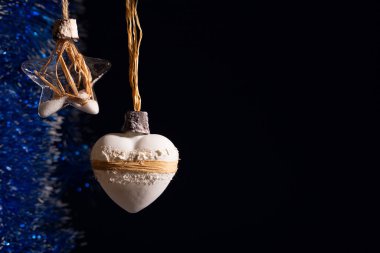 Soyut bir arkaplanda güzel aksesuarlarla Noel konseri