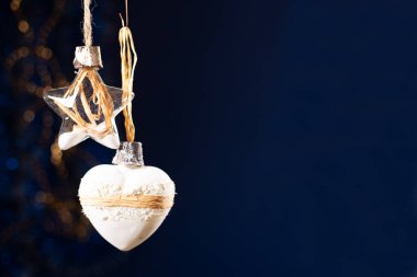 Soyut bir arkaplanda güzel aksesuarlarla Noel konseri