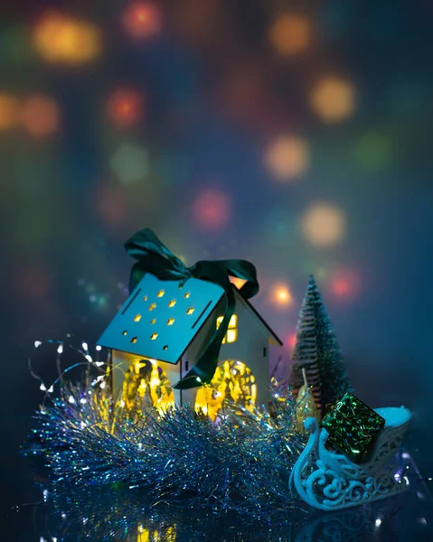 Рождественская Концепция Домом Яркими Огнями — стоковое фото