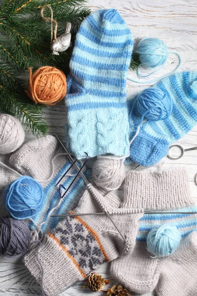 白い木製の背景に編み物や冬のアクセサリーのフラットレイアウト — ストック写真