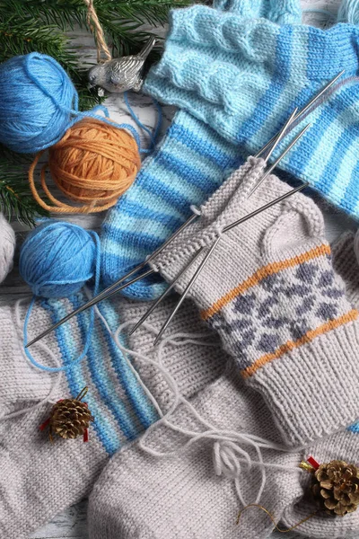 白い木製の背景に編み物や冬のアクセサリーのフラットレイアウト — ストック写真